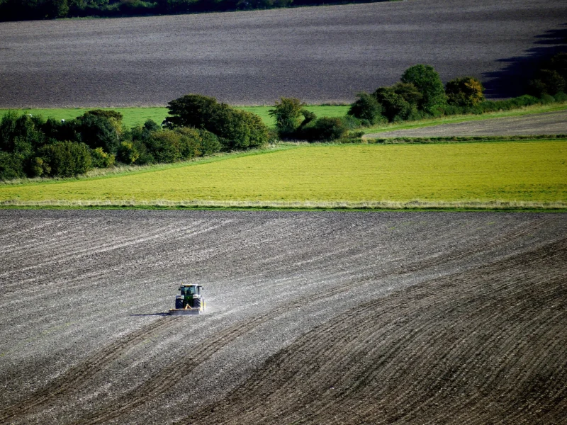 trabajo agrícola cultivando tractor